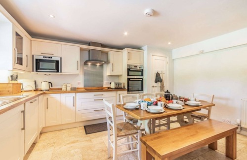 Longborough Cottage | 5 bedroom Cotswold holiday cottage with a superb garden - Elm Bank