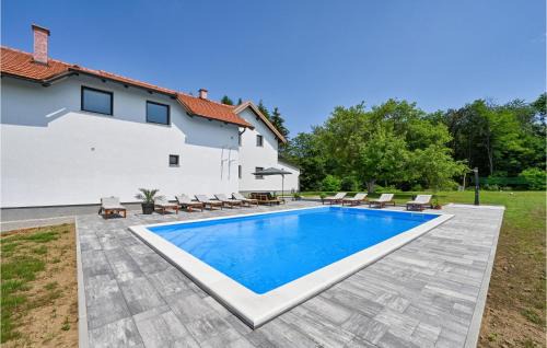 Lasinja House | 5 Bedroom Cozy Home In Desni Stefanki