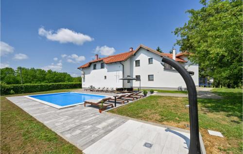 Lasinja House | 5 Bedroom Cozy Home In Desni Stefanki