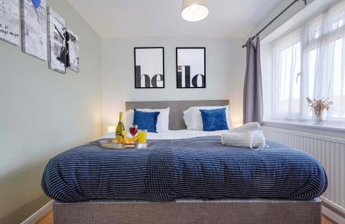 Knowle Sands House | 5 Bedroom Detached House - Close to City Centre - Sleeps up to 10 guests with Free Parking, Fast Wifi, SmartTVs and Large Garden by Yoko Property