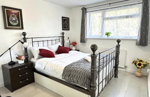 Bicester House | 5 bedroom detached house sleeps 13 spacious Parking 5 mins driving to Bicester Village