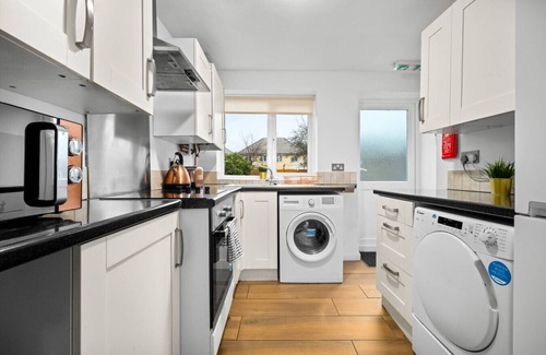 Stonnall House | 5 Bedroom House - 5 Bathrooms - Parking - Garden