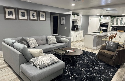 Grant - Glenn House | 5 Bedroom House, Backyard Sand Volleyball Court, Horseshoe Pit Close 2 UofA