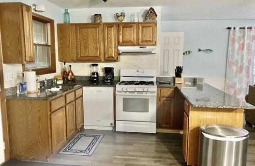 Fremont House | 5 Bedroom Lake Access House and Entertainment Bldg for Rent