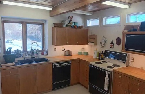 Division No. 11 House | 5 bedroom lakefront cabin at Pigeon Lake just 1 hour from Edmonton