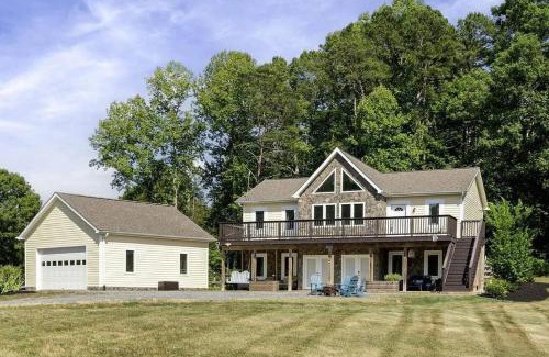 Louisa House | 5 bedroom, Lakeside Family Getaway with Playground