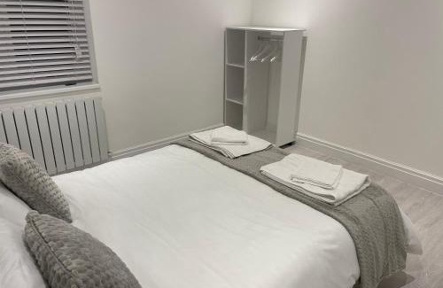Fairlop Apartment | 5 Bedroom Modern and Spacious House in London