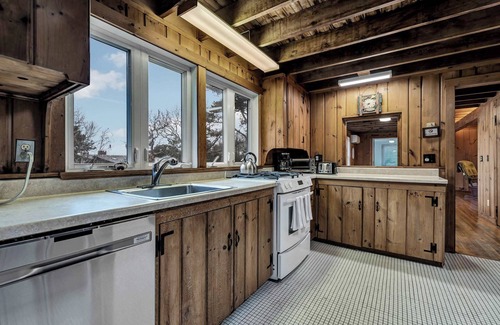 Cataumet House | 5-Bedroom Scraggy Neck Retreat for Dogs