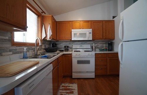 Shakopee House | 5 Bedrooms 2 Bath 2 Grg 3 King beds 2 Queen beds & a Game Room split level home