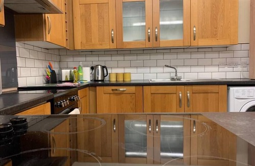 Uplands Apartment | 5 Bedrooms 4 Double rooms Smart Tv's in all rooms