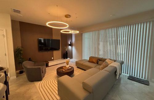 Clermont House | 5 Bedrooms 45 Baths Windsor Cay 16146Cc