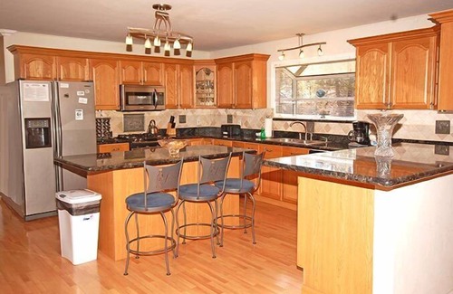Tahoe Island House | 5 Bedrooms Sleeping 10 with Hot Tub - Great Location, Good Rates! 917T~