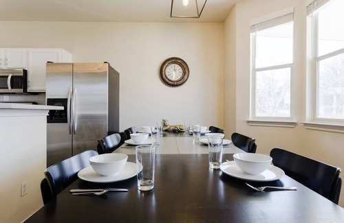 Bratton Park House | 5 Bedrooms - Spacious & Clean + Game Room