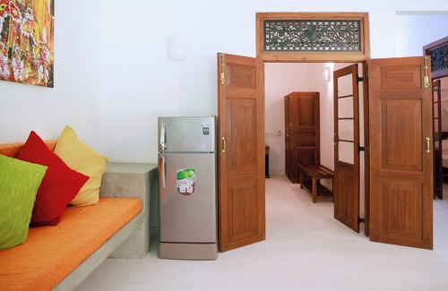 Kathaluwa Villa | 5 Bedrooms Villa- Sleeps 14. 1 minute walk to the beach. surfing spots close by.