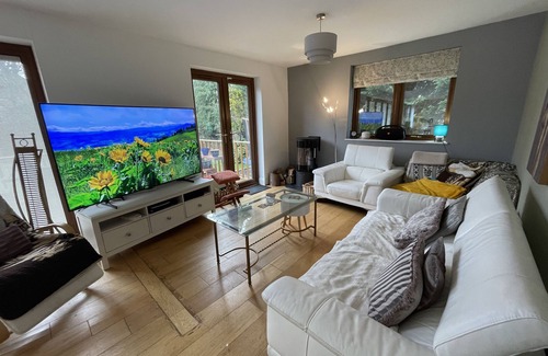 Shepperton House | 5 bedrooom house with swimming pool large garden trampoline - large terrace