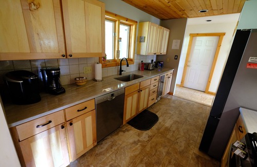 Arnot House | 5 BR 3 Full Bath Log Home 120 acres sleeps 10. Pickleball Court Read description