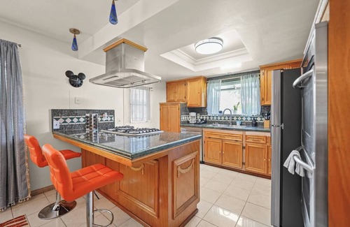 Norwalk House | 5 BR Jacuzzi |12 mins to Disney | Knotts | Beach