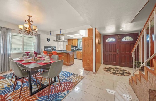 Norwalk House | 5 BR Jacuzzi | 12 mins to Disney | Knotts | Beach