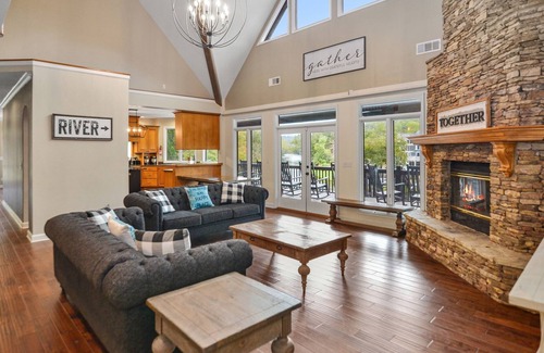 Mineral Bluff Cabin | 5 King Suites! Directly on the Toccoa with River Views! Theater Room! Arcade!
