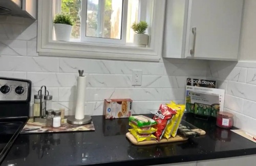 Malton House | 5 Km to Toronto Pearson Airport , Sleeps 4-6