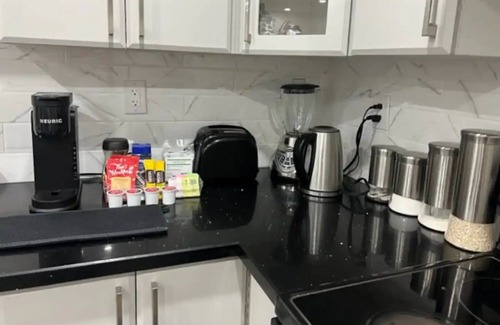 Malton House | 5 Km to Toronto Pearson Airport , Sleeps 4-6