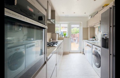 Canning Town North House | 5 Luxurious Bed Room House Corporate Let Air Conditioning