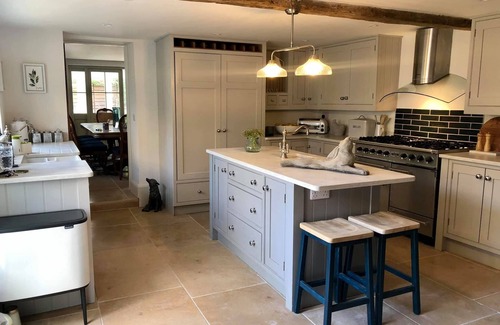 Willersey Cottage | 5* LUXURY Spacious Cottage, Garden. Pubs, Duck Pond. 5 Beds,3 Baths. Nr Broadway