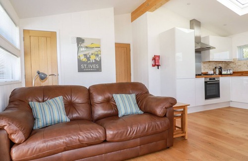 Dobwalls Cottage | 5 MEADOW RETREAT, pet friendly, luxury holiday cottage in Dobwalls