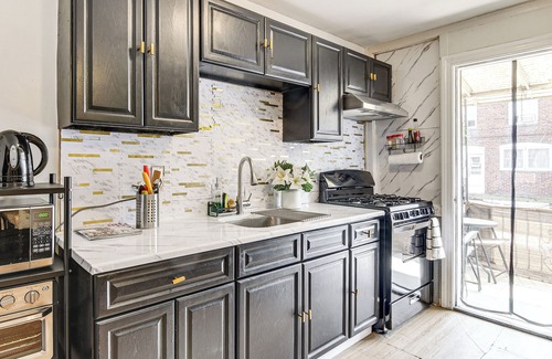 Primos Secane House | 5 Mi to Center City: Townhome in Elmwood Park