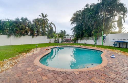 Shore Acres House | 5 Mi to Dtwn Pet-Friendly Home in St Petersburg!