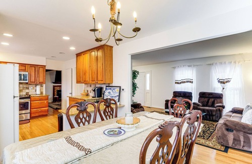 Lake Ridge House | 5 Mi to Potomac Mills: Cozy Family Home w/Deck!