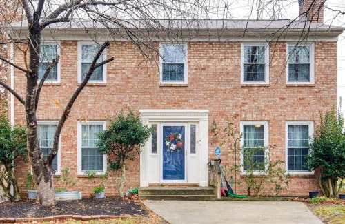 Lake Ridge House | 5 Mi to Potomac Mills Cozy Family Home with Deck!
