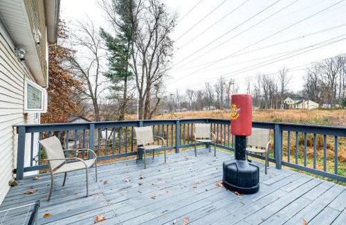 Lake Ridge House | 5 Mi to Potomac Mills Cozy Family Home with Deck!