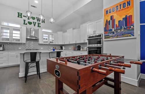South Central Houston House | 5 min-Downtown GARAGE Gated Community NRG George R Brown