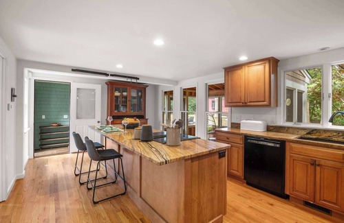 Eastham House | 5 Min drive to Beaches and private backyard!