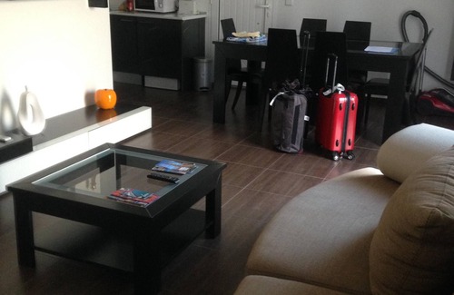 Maia House | 5 min from airport 2-bedroom house - sleeps 4