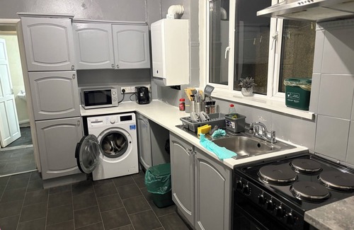 Castle House | 5 min from City Centre w/Fast Wifi, Parking, Sea View & More! | 5 BR House
