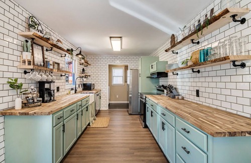Seneca Cabin | 5 Min From Clemson + Salt Water Hot Tub + Game Room + BAR + 5 King Beds!