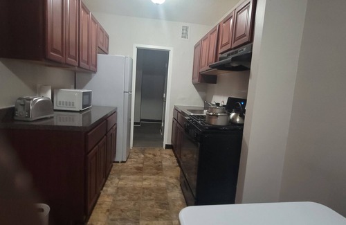 Wynnefield Apartment | 5 min from most food areas family apt. with balcony- with city view - sleeps 4+