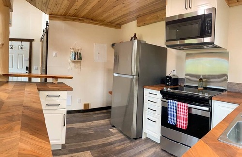 Golden Cabin | 5 min from town, great access to outdoor activities, quiet, plenty of space!