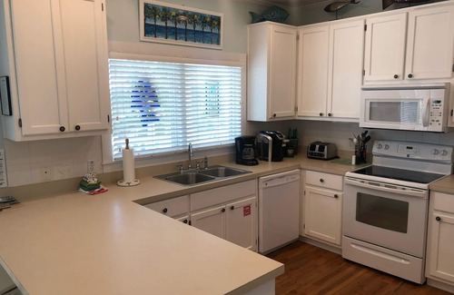 East End House | 5 min to Gulf beach. On bike path. Pvt htd pool. Boat parking. Great kitchen.
