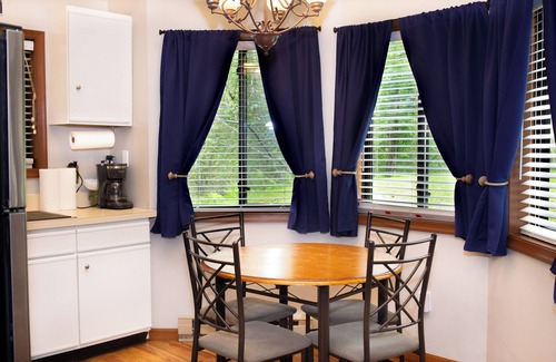 Pocono Lake Ski Chalet | 5 Min Walk to Lake - Lucky Arrow Lakehouse - Dog-Friendly