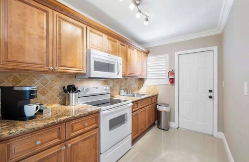Lake Ridge Apartment | 5 mins to Beach ❤🐾No Pet Fee🍹Tiki Hut w/TV ⭐️ Super Comfy Beds