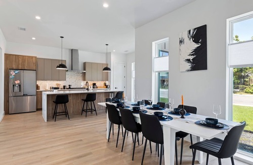 West Dallas House | 5 Mins to DT Dallas, Sleeps 14, Fast Wi-Fi + Office Space, Hot tub, Ping Pong