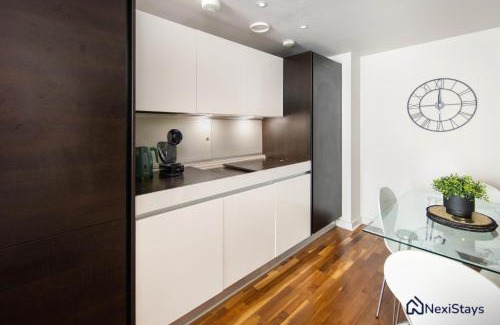 St Luke's Apartment | 5 Mins Walk to Moorgate, Tranquil City Retreat