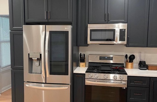 Brookfield House | 5-minute walk to the largest old school arcade in America! Family friendly.