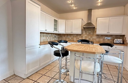 Bolton House | 5 minutes drive to bolton stadium! Family sized house with slit of space
