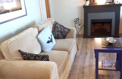 Georgian Bay Cabin | 5 minutes from Hwy 400. 155 feet of waterfront, sandy shoreline with docking.