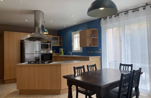 La Palme House | 5 minutes from the beach, family home with pool and garden!