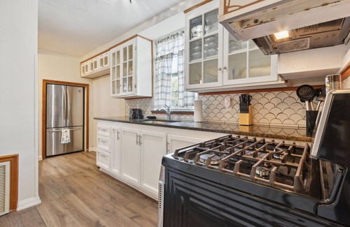 Urban Core House | 5 minutes to EverBank Stadium, Historic Home, Koi Pond, Amazing Garden, BBQ, Firepit, Games